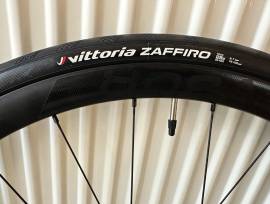 VELOMANN V30R kerékszett VITTORIO Zaffiro 700x28c gumival VELOMANN V30R kerékszett VITTORIO Zaffiro 700x28c  Road Bike & Gravel Bike & Triathlon Bike Component, Road Bike Wheels / Tyres 28" new / not used For Sale