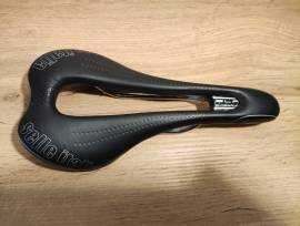 Kitűnő állapotú Selle Italia SLR Superflow nyereg  Selle Italia  Road Bike & Gravel Bike & Triathlon Bike Component, Road Bike Saddles & Seat Posts used For Sale