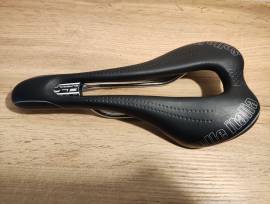 Kitűnő állapotú Selle Italia SLR Superflow nyereg  Selle Italia  Road Bike & Gravel Bike & Triathlon Bike Component, Road Bike Saddles & Seat Posts used For Sale