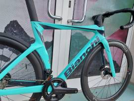 BIANCHI 2025 BIANCHI OLTRE COMP Ultegra Di2 12sp (53) Országúti Shimano Ultegra Di2 tárcsafék új / garanciával ELADÓ