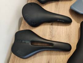 Szép állapotú új nyereg  Fizik Road Bike & Gravel Bike & Triathlon Bike Component, Road Bike Saddles & Seat Posts new / not used For Sale