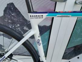 MERIDA SCULTURA 6000 GYÖNGYFEHÉR (TEAM REPLICA)  (M,L) Országúti Shimano 105 Di2 tárcsafék új / garanciával ELADÓ