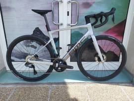 BMC AKCIÓ-25%%% BMC Roadmachine 01 FOUR  ( 54)   Országúti Shimano Ultegra Di2 tárcsafék új / garanciával ELADÓ