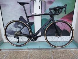 BMC Roadmachine FIVE CARBON 105 Di2 ( 51,56)   Országúti Shimano 105 Di2 tárcsafék új / garanciával ELADÓ