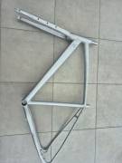 54cm (M) Gravel Al-6061 T6 alumínium váz + villa szett. Nyers/szálcsiszolt _EGYÉB 54cm (M) Gravel Al-6061 T6 alumínium váz + villa Országúti / Gravel / Triatlon Alkatrész, Országúti / Gravel / Váz /Vázszett / Villa alu alu 700c (622) használt ELADÓ