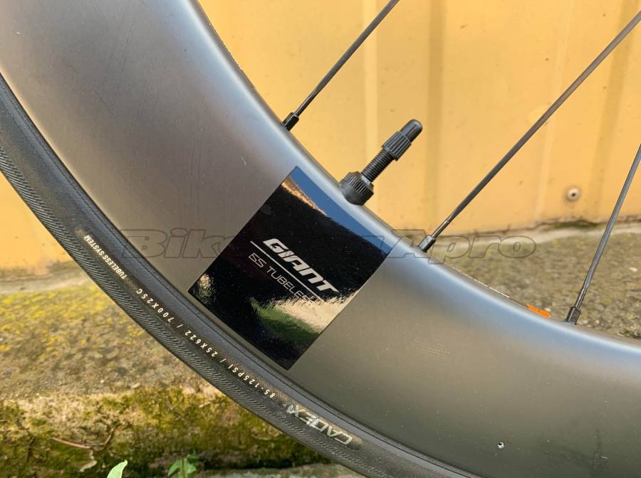 Újszerű Giant SLR 1 karbon kerékszett (42mm/65mm) Cadex TL Újszerű Giant SLR 1 karbon kerékszett (42mm/65mm) Cadex TL