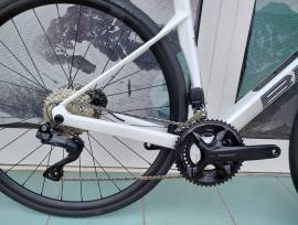 BMC 2027 BMC Roadmachine TWO 105 DI2 47,51,54,56,58,61 Road bike Shimano 105 Di2 disc brake new with guarantee For Sale