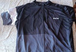 Új rövid ujjú mez eladó.