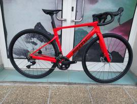 BMC 2027 Roadmachine THREE  105 (47,51,54,56,58,61) Road bike Shimano 105 disc brake new with guarantee For Sale