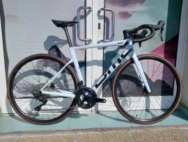 BMC Teammachine SLR THREE 105 (47,51,54,56,58,61) Road bike Shimano 105 disc brake new with guarantee For Sale