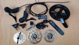 Új bringáról bontott Shimano 105 R7100 mechanikus szett eladó Shimano 105 R7100 Országúti / Gravel / Triatlon Alkatrész, Országúti / Gravel Váltó / Váltórendszer / DI2 mechanikus Shimano 105 nem használt ELADÓ