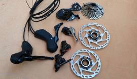 Új bringáról bontott Shimano 105 R7100 mechanikus szett eladó Shimano 105 R7100 Országúti / Gravel / Triatlon Alkatrész, Országúti / Gravel Váltó / Váltórendszer / DI2 mechanikus Shimano 105 nem használt ELADÓ