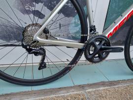MERIDA SCULTURA 4000 TITÁN (PIROS) (L ) ( 10 km ha mentek Országúti Shimano 105 tárcsafék új / garanciával ELADÓ
