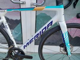 MERIDA SCULTURA 6000 GYÖNGYFEHÉR (TEAM REPLICA)  (M,L) Országúti Shimano 105 Di2 tárcsafék nem használt ELADÓ