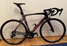 PINARELLO Dogma F10 Wiggins (Grin) - 56-os méretű Országúti Shimano Dura Ace patkófék használt ELADÓ
