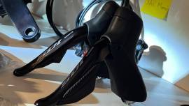 Új Shimano 105 2x12s Di2 tárcsás szett 105 Di2 Országúti / Gravel / Triatlon Alkatrész, Országúti / Gravel Váltó / Váltórendszer / DI2 elektromos Shimano 105 Di2 nem használt ELADÓ
