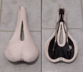 Selle Italia SLR Flow Carbon Fibre nyereg. Kopások vannak rajta, de szakadás mentes. . Országúti / Gravel / Triatlon Alkatrész, Országúti Nyereg / Nyeregcső használt ELADÓ