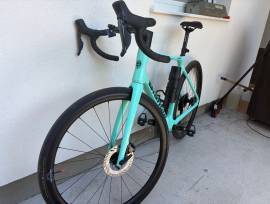 BIANCHI INFINITO ULTEGRA Di2 2025, 4iiii hajtókar Országúti Shimano Ultegra Di2 tárcsafék használt ELADÓ