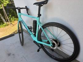 BIANCHI INFINITO ULTEGRA Di2 2025, 4iiii hajtókar Országúti Shimano Ultegra Di2 tárcsafék használt ELADÓ