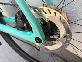BIANCHI INFINITO ULTEGRA Di2 2025, 4iiii hajtókar Országúti Shimano Ultegra Di2 tárcsafék használt ELADÓ