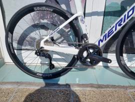 MERIDA REACTO 5000 IV1 GYÖNGYFEHÉR(KÉK-TEAM) (XS) Országúti Shimano 105 Di2 tárcsafék új / garanciával ELADÓ