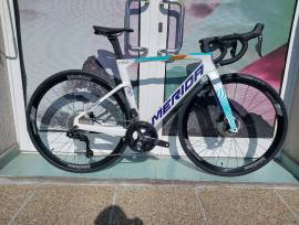 MERIDA REACTO 5000 IV1 GYÖNGYFEHÉR(KÉK-TEAM) (XS) Országúti Shimano 105 Di2 tárcsafék új / garanciával ELADÓ