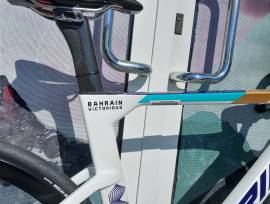 MERIDA REACTO 5000 IV1 GYÖNGYFEHÉR(KÉK-TEAM) (XS) Országúti Shimano 105 Di2 tárcsafék új / garanciával ELADÓ