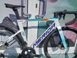 MERIDA REACTO 5000 IV1 GYÖNGYFEHÉR(KÉK-TEAM) (XS) Országúti Shimano 105 Di2 tárcsafék új / garanciával ELADÓ