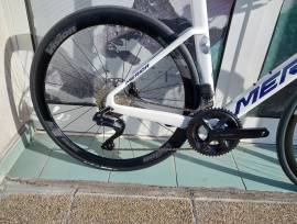 MERIDA REACTO 5000 IV1 GYÖNGYFEHÉR(KÉK-TEAM) (XS) Országúti Shimano 105 Di2 tárcsafék új / garanciával ELADÓ
