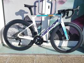 MERIDA 2025 REACTO 6000 IV1 GYÖNGYFEHÉR(KÉK-TEAM) (XS) Országúti Shimano Ultegra Di2 tárcsafék új / garanciával ELADÓ