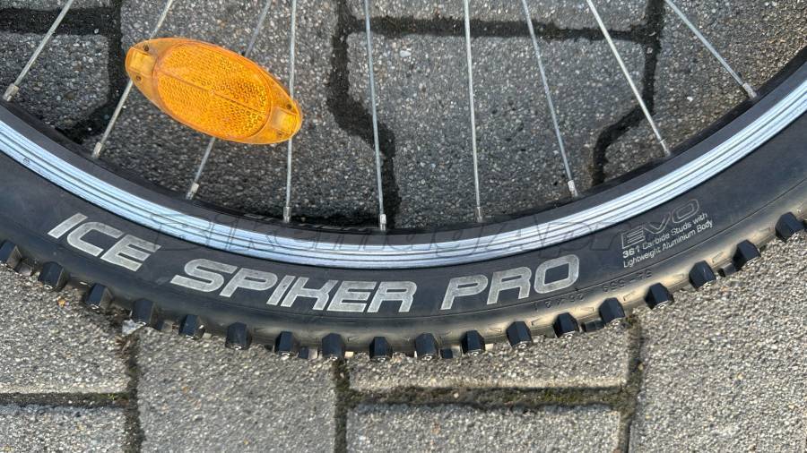 Schwalbe Külső gumi ICE Spiker Pro 26 (belsővel együtt) Scwalbe ICE Spiker Pro 26 Mountain Bike Alkatrész, MTB Kerék / Felni / Gumi 26" belsős használt ELADÓ