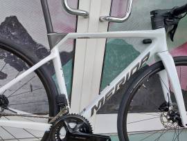 MERIDA SCULTURA 6000 FEHÉR (FEGYVERSZÜRKE)  (XS ) Országúti Shimano 105 Di2 tárcsafék új / garanciával ELADÓ
