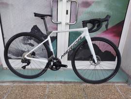 MERIDA SCULTURA 6000 FEHÉR (FEGYVERSZÜRKE)  (XS ) Országúti Shimano 105 Di2 tárcsafék új / garanciával ELADÓ