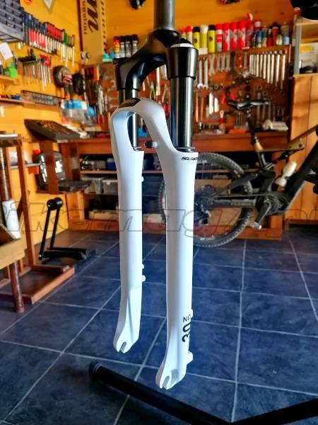 Új 28 as suntour NCX d lo air trekking teleszkóp ncx d lo Mountain Bike Alkatrész, MTB Villa / Rugóstag villa 28" 80 mm alatt nem használt ELADÓ