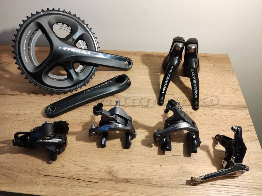 Szép állapotú Ultegra 6800 szett 2×11 Ultegra 6800 Országúti / Gravel / Triatlon Alkatrész, Országúti Fék / Fékváltókar mechanikus használt ELADÓ