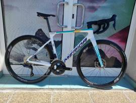 MERIDA SCULTURA 5000 V1 GYÖNGYFEHÉR (KÉK-TEAM) ( S,M) Országúti Shimano 105 Di2 tárcsafék új / garanciával ELADÓ