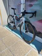 MERIDA SCULTURA 5000 V1 GYÖNGYFEHÉR (KÉK-TEAM) ( S,M) Országúti Shimano 105 Di2 tárcsafék új / garanciával ELADÓ