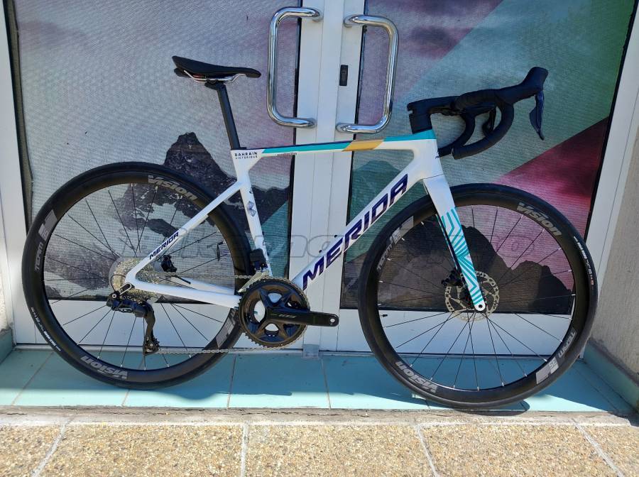 MERIDA SCULTURA 5000 V1 GYÖNGYFEHÉR (KÉK-TEAM) ( S,M) Országúti Shimano 105 Di2 tárcsafék új / garanciával ELADÓ