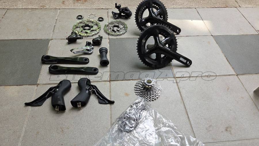 Shimano 105 disc komplett szett (11 sebességes) Shimano 105 Országúti / Gravel / Triatlon Alkatrész, Országúti Hajtásrendszer Shimano 105 használt ELADÓ