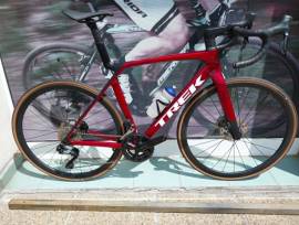 TREK Madone SL 6 Gen 8 105 DI2 Carbon kerékkel.(M/L) Országúti Shimano 105 Di2 tárcsafék nem használt ELADÓ