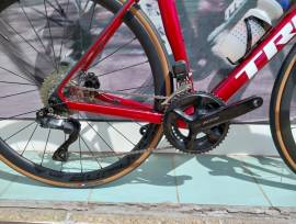 TREK Madone SL 6 Gen 8 105 DI2 Carbon kerékkel.(M/L) Országúti Shimano 105 Di2 tárcsafék nem használt ELADÓ