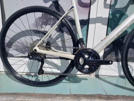 BMC Roadmachine THREE Carbon 105 Di2 ( 58) Road bike Shimano 105 Di2 disc brake new with guarantee For Sale