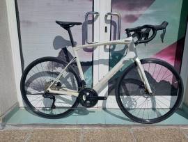 BMC Roadmachine THREE Carbon 105 Di2 ( 58) Országúti Shimano 105 Di2 tárcsafék új / garanciával ELADÓ