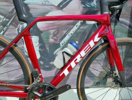 TREK Madone SL 6 Gen 8 105 DI2 Carbon kerékkel.  ( M/L) Road bike Shimano 105 Di2 disc brake new with guarantee For Sale