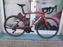 TREK Madone SL 6 Gen 8 105 DI2  ( M/L) Road bike Shimano 105 Di2 disc brake new with guarantee For Sale