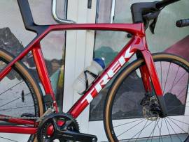 TREK Madone SL 6 Gen 8 105 DI2  ( M/L) Road bike Shimano 105 Di2 disc brake new with guarantee For Sale