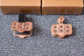 SRAM Sintered/Steel DISC fékbetétek (2 pár-4db) SRAM Sintered/Steel DISC Országúti / Gravel / Triatlon Alkatrész, Országúti Fék / Fékváltókar mechanikus SRAM Rival eTap AXS használt ELADÓ