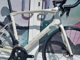 BMC Roadmachine THREE Carbon 105 Di2 ( 58) Road bike Shimano 105 Di2 disc brake new with guarantee For Sale
