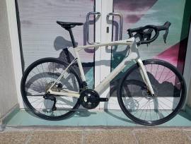 BMC Roadmachine THREE Carbon 105 Di2 ( 58) Road bike Shimano 105 Di2 disc brake new with guarantee For Sale