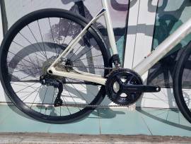 BMC Roadmachine THREE Carbon 105 Di2 ( 58) Road bike Shimano 105 Di2 disc brake new with guarantee For Sale